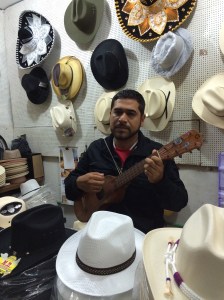 Siempre con su jarana, listo para la versada y el fandango. Pegando duro la tarima.