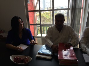 La Fiscal Regional, Samira del Carmen Khouri, se reúne con Samuel Muñoz de la Rosa, de la ONG Ciudadanos en Defensa de los Derechos Humanos Coatzacoalcos.