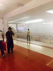 Un fuerte olor a gas y quemado inundó el centro comercial; no hay lesionados. 