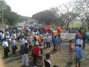 Más de 300 manifestantes participaron, amenazan con bloquear la Transísmica.