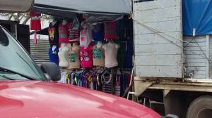 Venden comida, hasta ropa.