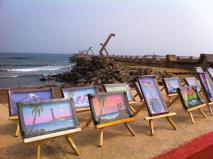 Puedes admirar y comprar su trabajo en el malecón costero.