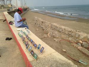 Marcelino pinta sus recuerdos de todos los viajes que ha realizado.