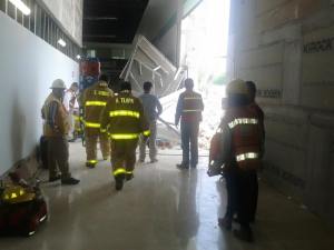 Una mujer resultó herida tras este desplome del techo.