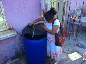 En el fraccionamiento Jardines de California, un mes sin agua. Y la que les llega mediante pipas, está sucia y con sabor a sal y lodo, aseguran los vecinos.