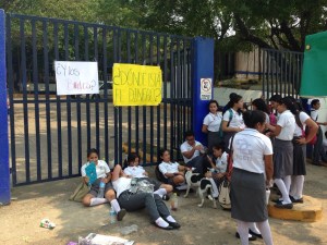 Alumnos del Cetis 79, exigen destitución del director.