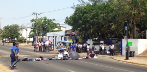 Bloquearon el Cetis 79 y la avenida Universidad.