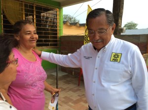 Saludó a los vecinos.