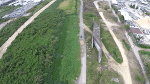 El distribuidor vial, luce incompleto... se está hundiendo en el pantano.