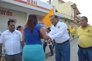 El candidato del PRD a la diputación federal, Rodolfo de la Guardia, acompañado de su compañero de fórmula, Juan Aldana, del sector petrolero, en recorrido proselitista.