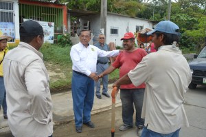 El candidato del PRD, Rodolfo de la Guardia, en campaña en el Kilómetro 8 y la Santa Rosa.