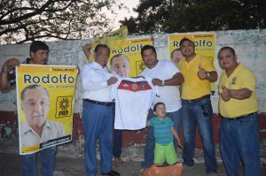 El candidato a la diputación federal entregó uniformes deportivos a equipos locales de Nanchital.