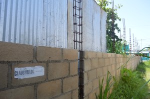 Una obra de pie de casa fue clausurada hace meses por Obras Públicas; por invasión... pero ahora ya fue levantada esa barda que invade la vialidad.