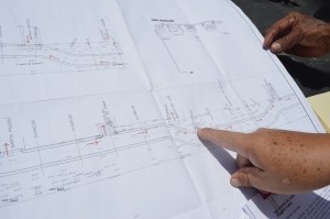 Los vecinos aseguran que el Ayuntamiento alteró el trazo original de la pavimentación.
