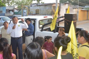 Magna concentración de vecinos en el Barrio Alegre de Coatzacoalcos, en apoyo a Rodolfo de la Guardia, candidato a la diputación federal.