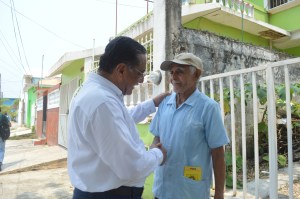 Rodolfo de la Guardia, candidato del PRD a la diputación federal, pide con respeto el voto de Coatzacoalcos en cada colonia visitada. 