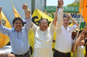 El candidato Rodolfo de la Guardia, festeja junto con los representantes del  partido sol azteca en Coatzacoalcos, Raúl Vertiz y a nivel estatal, Rogelio Franco Castán, el triunfo en el debate organizado por  Olmeca Tv.