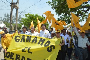 El PRD salió a festejar a las calles de Coatzacoalcos, el triunfo en el debate electoral.