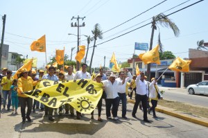 Una caravana, a ritmo de batucada, a festejar el triunfo del debate electoral.