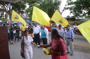La caravana sol aztequista en recorrido proselitista.