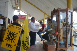 En el Paso de Lanchas, el candidato a la diputación federal por el PRD, Rodolfo de la Guardia Cueto.