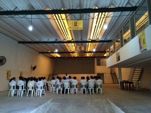 Se reúne el candidato con  organizaciones estudiantiles en su comité de campaña.