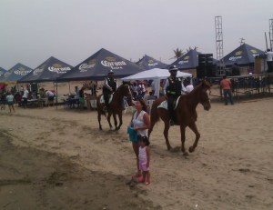 Policías en caballería.
