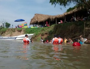 Policía cuidan a bañistas.