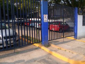 No los dejaron salir a manifestarse.