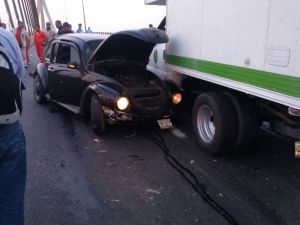 El vocho quedó prensado.