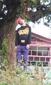 Se ahorcó en el cementerio.