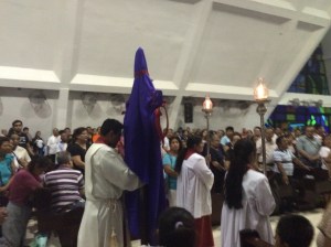 Los católicos adoraron la Cruz, instrumento de salvación.