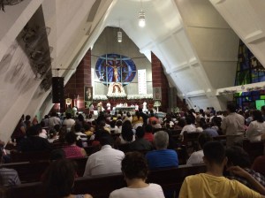 La Catedral San José lució  llena esta madrugada.