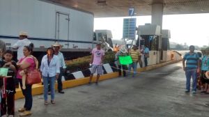 Solo dan paso si los automovilistas se "mochan" con dinero para su movimiento.