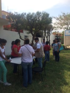 En el Tesoro, personal de Sedesol y con vehículos del Ayuntamiento levantan un censo de mujeres para supuestos apoyos.