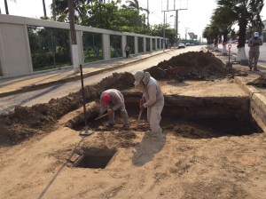 Personal de CMAS Coatzacoalcos y del Ayuntamiente cubren con tierra este tremendo bache en avenida Universidad.