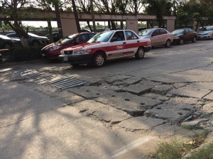 En Rancho Alegre, sobre el Edificio de Inteligente... más baches.
