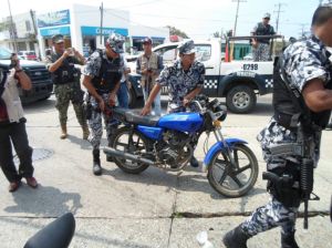 Los agarraron con todo y motocicleta.