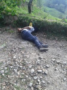 Lo mataron una banda de encapuchados.