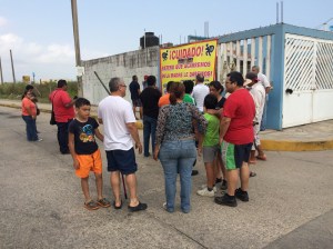 Los vecinos de Los Almendros se arman con palos, tubos, para repeler a los rateros.