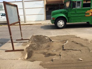 Sobre Quevedo, en la colonia Puerto México, el alcalde mandó a tapar con tierra este bache que lleva más de 2 meses.