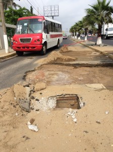 Los huecos en las avenidas son una amenaza a los automovilistas.