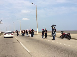 Varios automovilistas detuvieron su unidad; querían apoyo y dirección espiritual.