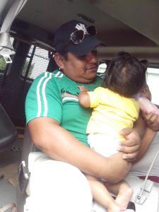 La encontraron en su patio, le dieron atención... le dieron su amor hasta que el DIF decida.