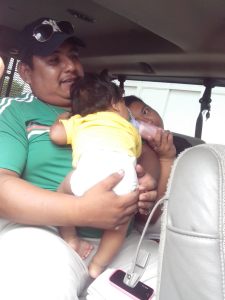 A Nemesio, prácticamente le cayó del cielo esta bebita.