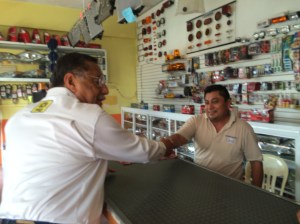 El candidato a la diputación federal por el PRD, Rodolfo de la Guardia, en recorrido proselitista por la zona comercial de la avenida Juan Escutia.