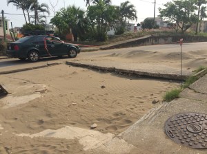 Mero enfrente de los condominios de Pemex, les dejaron este mega-bache desde hace 3 meses.
