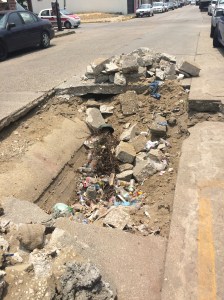Los vecinos lo han rellenado poco a poco de basura, para algún día cubrir por completo este hoyanco.