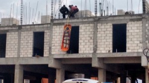 Bajan el cuerpo del trabajador muerto.