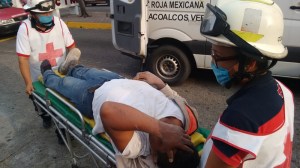 Uno de los 5 trabajadores heridos es llevado ayer al Hospital tras el desplome de barda.
